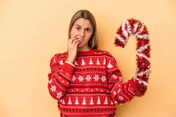 Jonge Blanke Vrouw Met Grote Kerst Stok Geïsoleerd Gele Achtergrond — Stockfoto