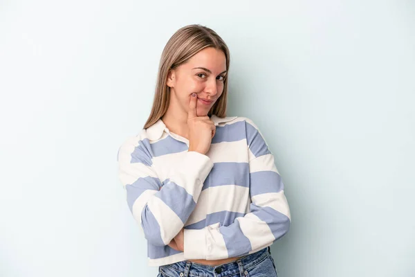 Mujer Caucásica Joven Aislada Sobre Fondo Azul Contemplando Planeando Una — Foto de Stock