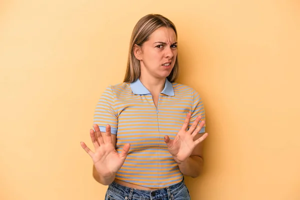 Young Caucasian Woman Isolated Yellow Background Rejecting Someone Showing Gesture — Stock Photo, Image