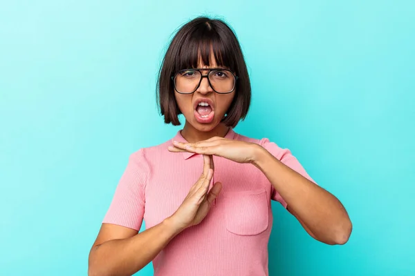 Joven Mujer Mestiza Aislada Sobre Fondo Azul Mostrando Gesto Tiempo — Foto de Stock