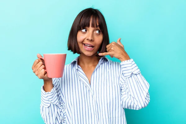 Jovem Mulher Raça Mista Segurando Uma Caneca Rosa Isolada Fundo — Fotografia de Stock