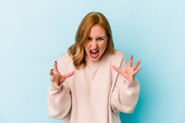 Mavi arka planda izole edilmiş beyaz bir kadın öfkeyle bağırıyor..