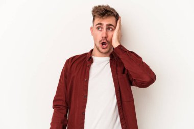Beyaz arka planda izole genç beyaz adam şok, o önemli bir toplantı hatırladı.
