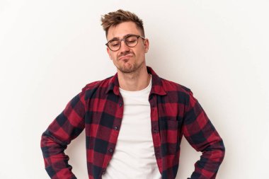 Beyaz arka planda soyutlanmış beyaz bir adam üzgün, ciddi bir yüz, mutsuz ve hoşnutsuz..