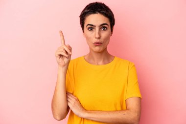 Kafkasyalı genç bir kadın mavi arka planda izole edilmiş. Harika bir fikri var, yaratıcılık kavramı..