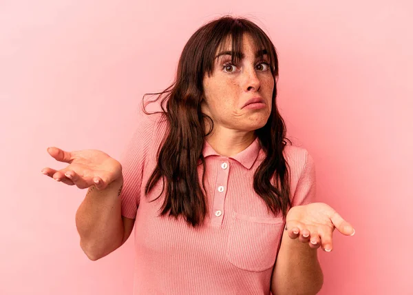 Young Argentinian Woman Isolated Pink Background Doubting Shrugging Shoulders Questioning — Stock Photo, Image