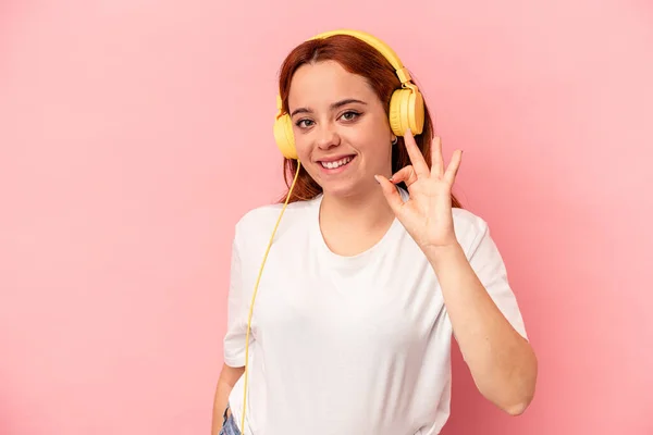 Jonge Blanke Vrouw Luisteren Naar Muziek Geïsoleerd Roze Achtergrond Vrolijk — Stockfoto