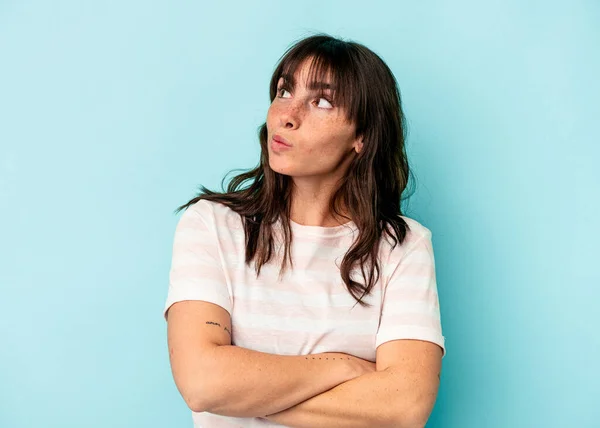 Young Argentinian Woman Isolated Blue Background Dreaming Achieving Goals Purposes —  Fotos de Stock