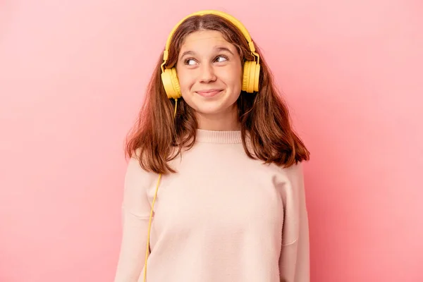 Μικρό Καυκάσιο Κορίτσι Που Ακούει Μουσική Απομονωμένη Ροζ Φόντο Και — Φωτογραφία Αρχείου