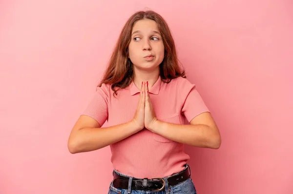 Klein Blank Meisje Geïsoleerd Roze Achtergrond Bidden Tonen Devotie Religieuze — Stockfoto
