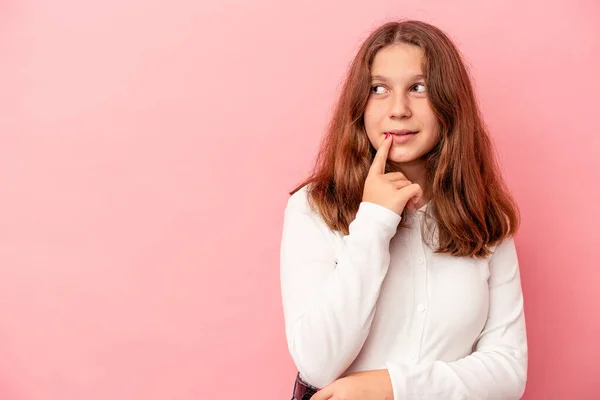 Pequeña Chica Caucásica Aislada Sobre Fondo Rosa Mirando Lado Con —  Fotos de Stock