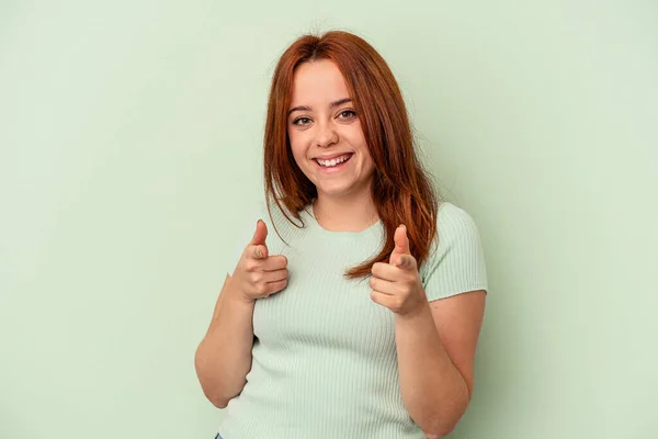 Junge Kaukasische Frau Isoliert Auf Grünem Hintergrund Und Zeigt Mit — Stockfoto