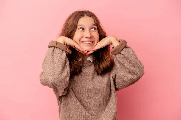 Pequeña Chica Caucásica Aislada Sobre Fondo Rosa Mantiene Las Manos — Foto de Stock