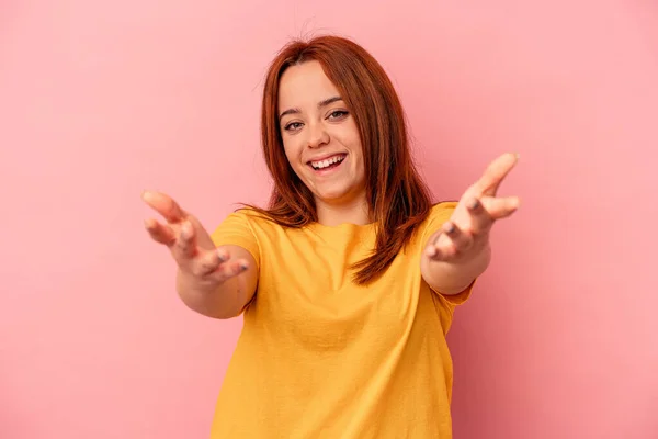 Young Caucasian Woman Isolated Pink Background Feels Confident Giving Hug — Stock Photo, Image