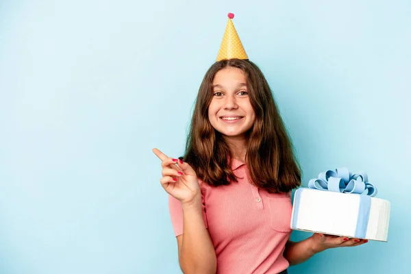 Liten Kaukasiska Flicka Firar Sin Födelsedag Håller Kaka Isolerad Blå — Stockfoto