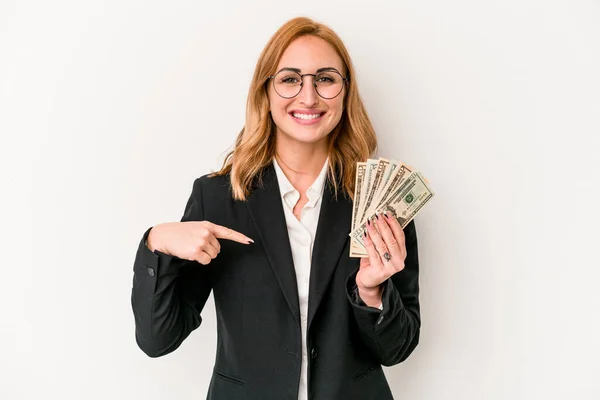 Mujer Joven Negocios Caucásica Sosteniendo Billetes Aislados Sobre Fondo Blanco — Foto de Stock