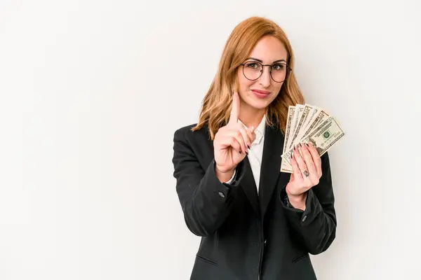 Mujer Joven Negocios Caucásica Sosteniendo Billetes Aislados Sobre Fondo Blanco — Foto de Stock