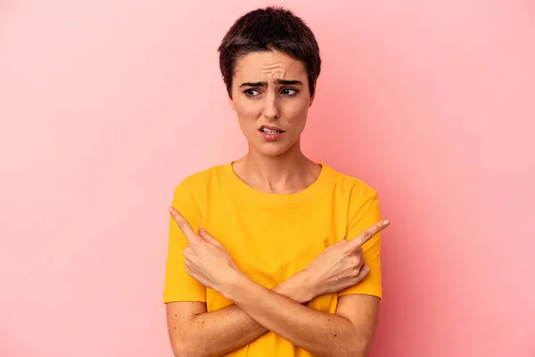 Joven Mujer Caucásica Aislada Puntos Fondo Azul Lado Está Tratando — Foto de Stock