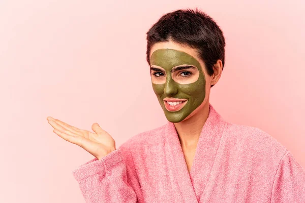 Young Caucasian Woman Wearing Face Mask Isolated Pink Background Showing — Stock Photo, Image