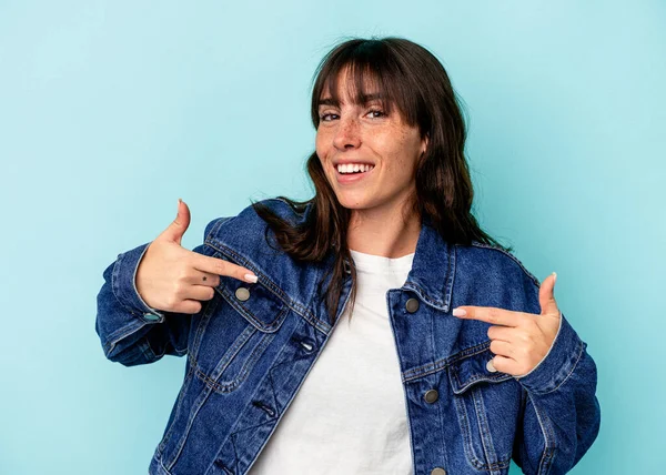Young Argentinian Woman Isolated Blue Background Points Fingers Positive Feeling — Fotografia de Stock