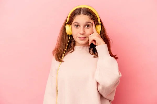 Μικρή Καυκάσιος Κορίτσι Ακούγοντας Μουσική Απομονωμένη Ροζ Φόντο Δείχνοντας Ναό — Φωτογραφία Αρχείου