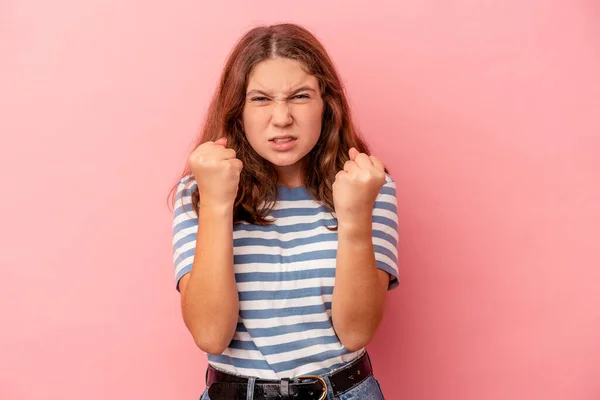 Piccola Ragazza Caucasica Isolata Sfondo Rosa Mostrando Pugno Alla Macchina — Foto Stock