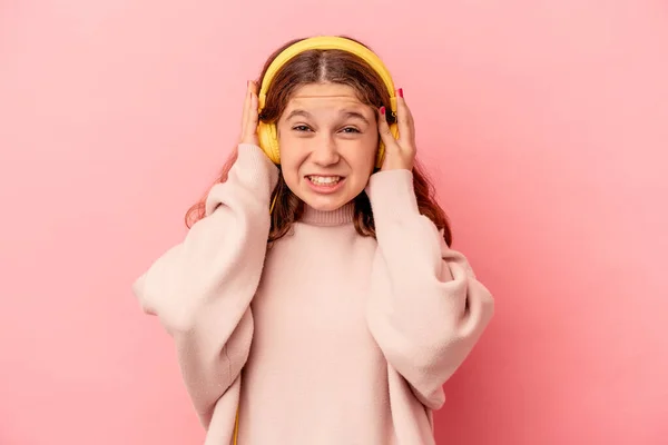 Μικρή Καυκάσια Κοπέλα Ακούγοντας Μουσική Απομονωμένη Ροζ Φόντο Που Καλύπτει — Φωτογραφία Αρχείου