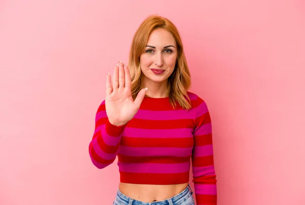 Mulher Branca Jovem Isolado Fundo Rosa Sorrindo Alegre Mostrando Número — Fotografia de Stock