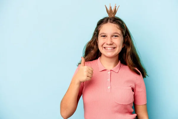 Pequeña Chica Caucásica Con Una Corona Princesa Aislada Sobre Fondo — Foto de Stock