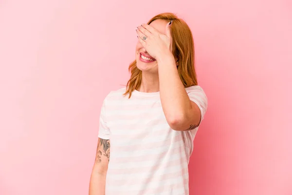 Mladá Běloška Izolované Růžovém Pozadí Zakrývá Oči Rukama Úsměvy Široce — Stock fotografie