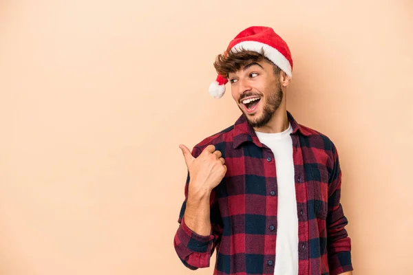 Young Arab Man Celebrating Christmas Isolated Beige Background Points Thumb — Stockfoto