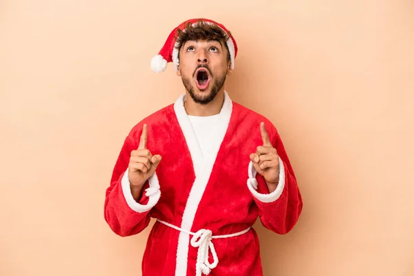Young Arab Man Disguised Santa Claus Isolated Beige Background Pointing — Photo
