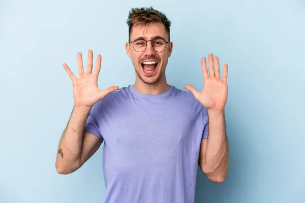 Young Caucasian Man Isolated Blue Background Showing Number Ten Hands — Stock Photo, Image