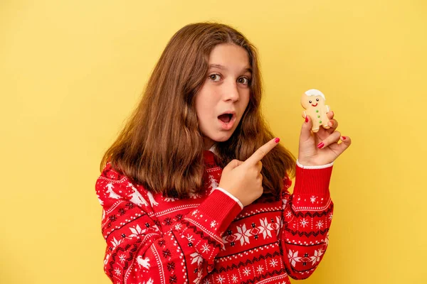 Petite Fille Caucasienne Tenant Biscuits Noël Isolé Sur Fond Jaune — Photo