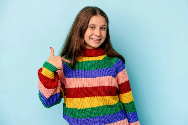 Kleine Kaukasische Mädchen Isoliert Auf Blauem Hintergrund Person Zeigt Mit — Stockfoto