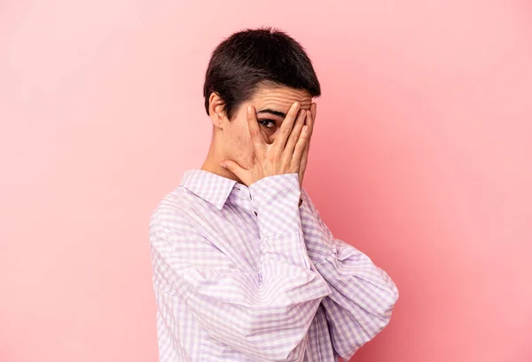 Jeune Femme Caucasienne Isolée Sur Fond Bleu Clignote Travers Les — Photo