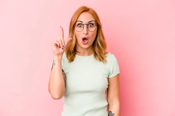 Mujer Joven Caucásica Aislada Sobre Fondo Rosa Apuntando Revés Con — Foto de Stock