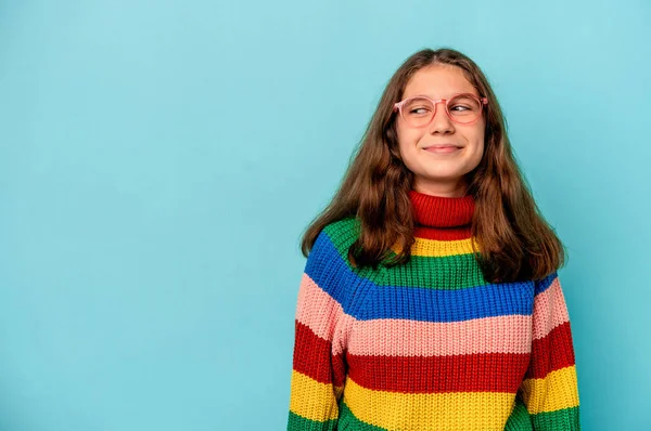 Pequeña Chica Caucásica Aislada Sobre Fondo Azul — Foto de Stock