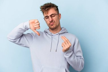 Kafkasyalı genç adam mavi arka planda izole edilmiş..