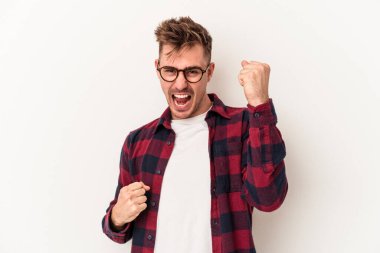 Beyaz arka planda izole edilmiş genç beyaz adam tasasız ve heyecanlı bir şekilde tezahürat yapıyor. Zafer konsepti.