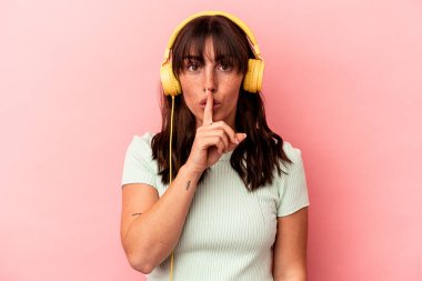 Pembe arka planda müzik dinleyen genç Arjantinli kadın bir sır saklıyor ya da sessizlik istiyor..