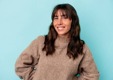 Genç Arjantinli kadın mavi arka planda izole edilmiş mutlu, güler yüzlü ve neşeli.