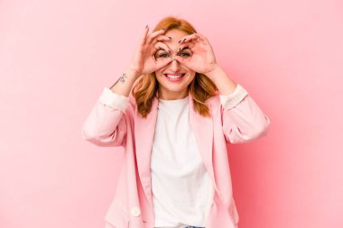 Pembe arka planda izole edilmiş beyaz bir kadın gözlerinde sorun olmadığını gösteriyor.