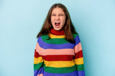 Mavi arka planda izole edilmiş küçük beyaz kız çok sinirli ve agresif çığlıklar atıyor..