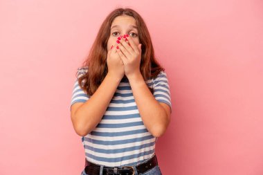 Pembe arka planda izole edilmiş küçük beyaz kız elleriyle ağzını kapatırken şok oldu..