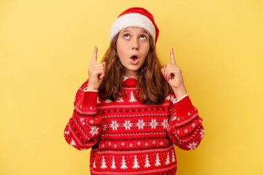 Ağzı açık, üst tarafı gösteriyor..