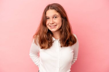 Küçük beyaz kız pembe arka planda izole edilmiş mutlu, güler yüzlü ve neşeli.