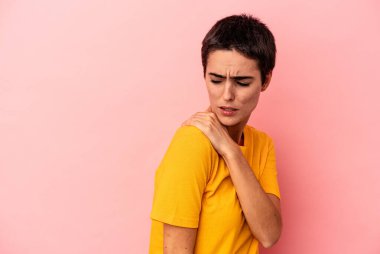 Mavi arka planda izole edilmiş, omuz ağrısı olan beyaz bir kadın..