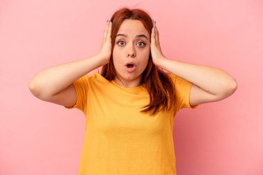 Pembe arka planda izole edilmiş genç beyaz kadın şok geçiriyordu. Önemli bir toplantıyı hatırladı..