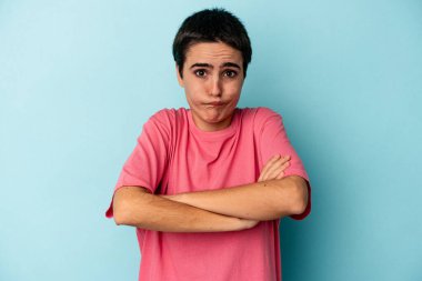 Mavi arka planda soyutlanmış beyaz bir kadın omuzlarını silker ve gözleri açık kalır..